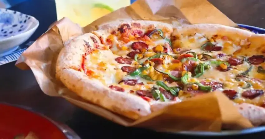 ▲日本沖繩推薦我最愛的海景比薩店「披薩喫茶 花人逢」。