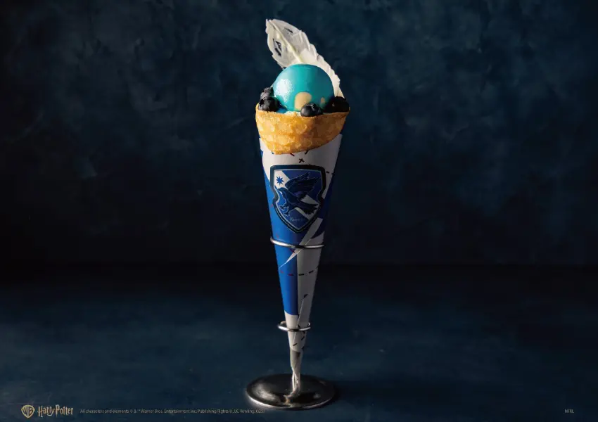 ▲象徵智慧、機智和知識的雷文克勞,以藍色醬汁和藍莓的可麗餅呈現。