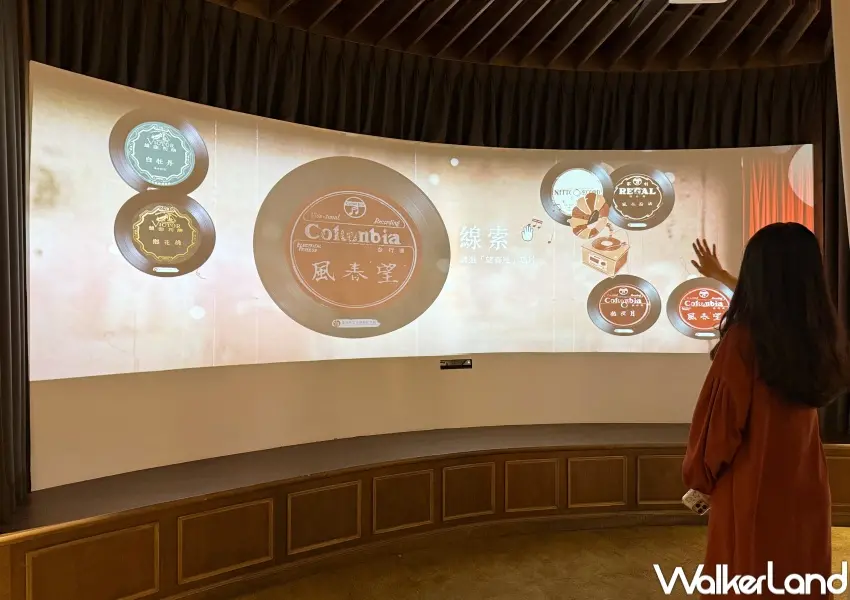 ▲大稻埕展覽互動展區可以揮手與螢幕互動、答題。(攝影:鄭亦庭)