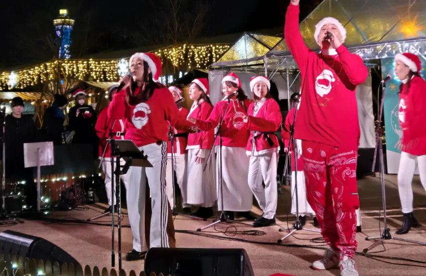 ▲在聖誕樹下,伴隨著溫暖感人的歌聲,讓整個會場瀰漫著濃濃的節慶氛圍。