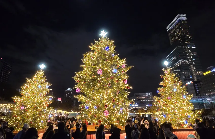 ▲整個會場將被璀璨的燈飾與高聳的聖誕樹包圍,打造出如童話般的冬季仙境。