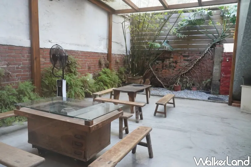 ▲「TokuToku‑Matcha & Coffee」戶外庭院座位區。(攝影:楊婷雅)