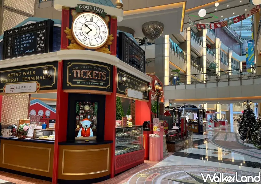 ▲大江購物中心聖誕裝置，以歐洲車站為主題，搭配紅磚拱門、復古站燈以及顯示奇幻目的地的電子時刻表。