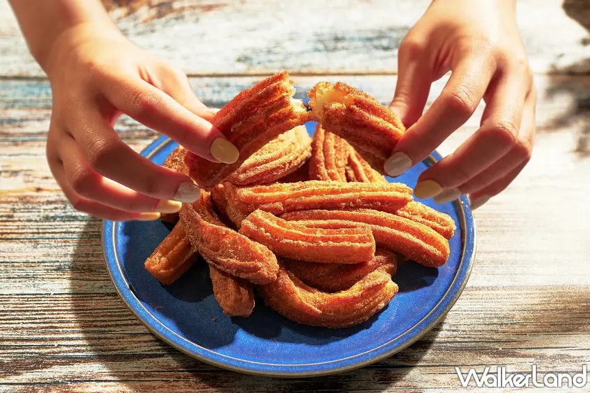 ▲鉑麗安美墨料理的甜點區，由點心房團隊推出現做肉桂吉拿棒，為冬季餐桌帶來聖誕繽紛。