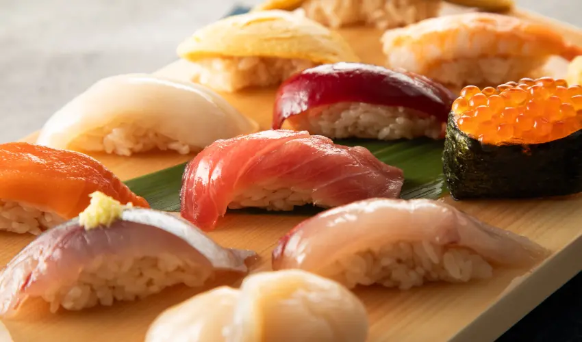 ▲店內提供「主廚精選握壽司11貫」及單點壽司等多樣選擇。