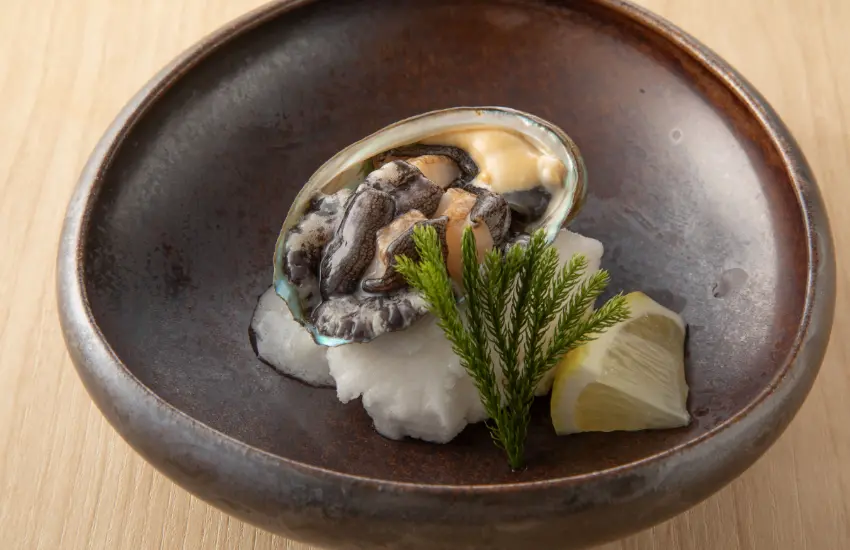 ▲鮮美的鮑魚也店內非常受歡迎的美味,新鮮度滿分。