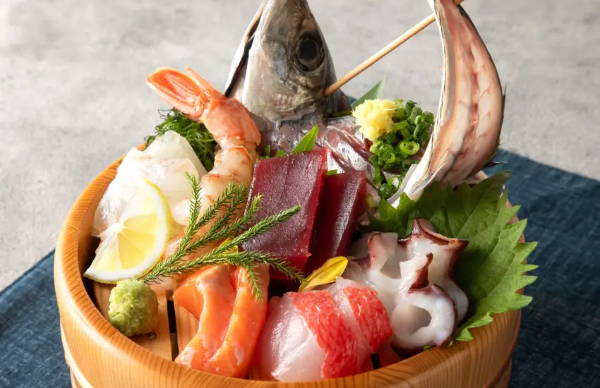 ▲澎湃的生魚片拼盤包括鮮魚、鮮蝦等多元海味。