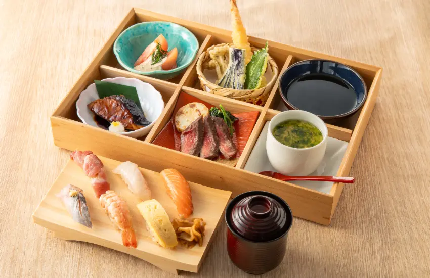 ▲超精緻的套餐,有天婦羅、握壽司、烤物、茶碗蒸等,非常豐盛。