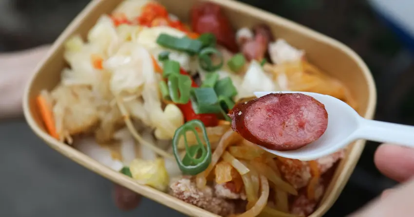 桃園美食小吃推薦！正光照相館 大腸包小腸專賣店，復古照相館竟賣香腸成爆紅打卡點。