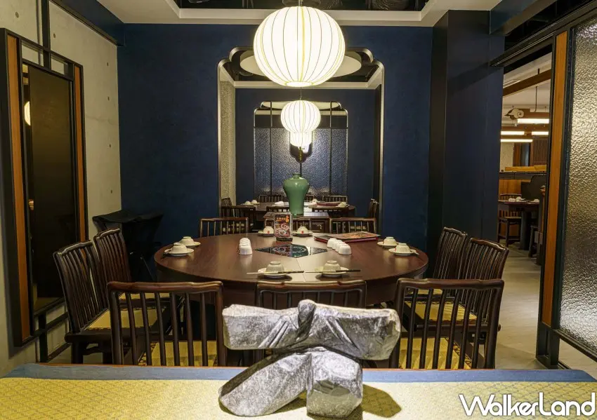 ▲鼎王台北長安東店空間設計，以木質調為基底，搭配深藍與磚紅色系，再透過花藝與柔和燈光妝點，營造沉穩又具現代感的新中式氛圍。