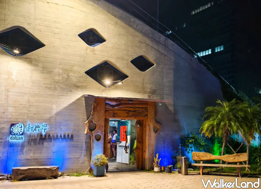 ▲「打鹿岸原住民人文主題餐廳高流店」坐落於高雄流行音樂中心對面的鯨魚堤岸。（美食好芃友提供）