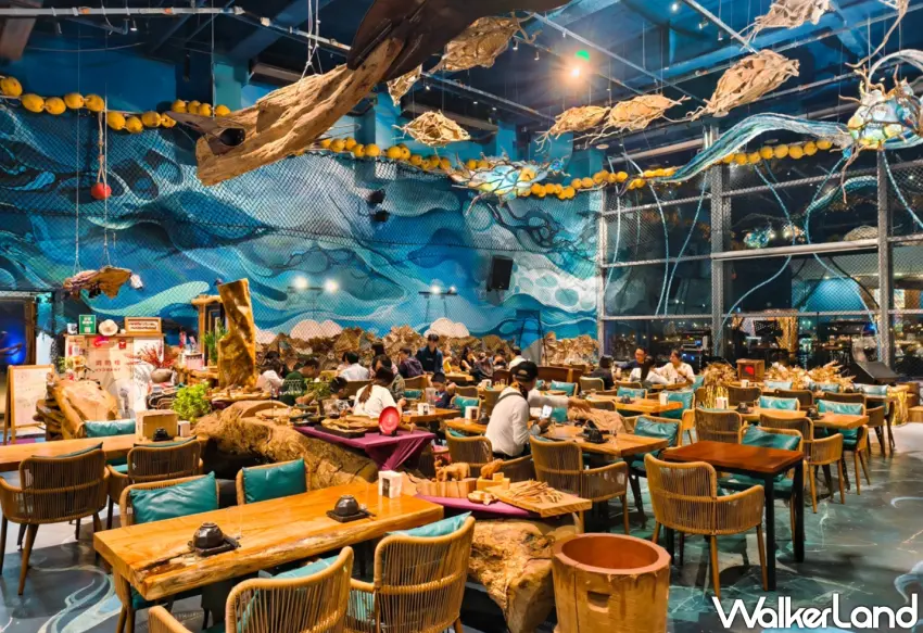 ▲置身「打鹿岸原住民人文主題餐廳高流店」如被海洋環繞。（美食好芃友提供）