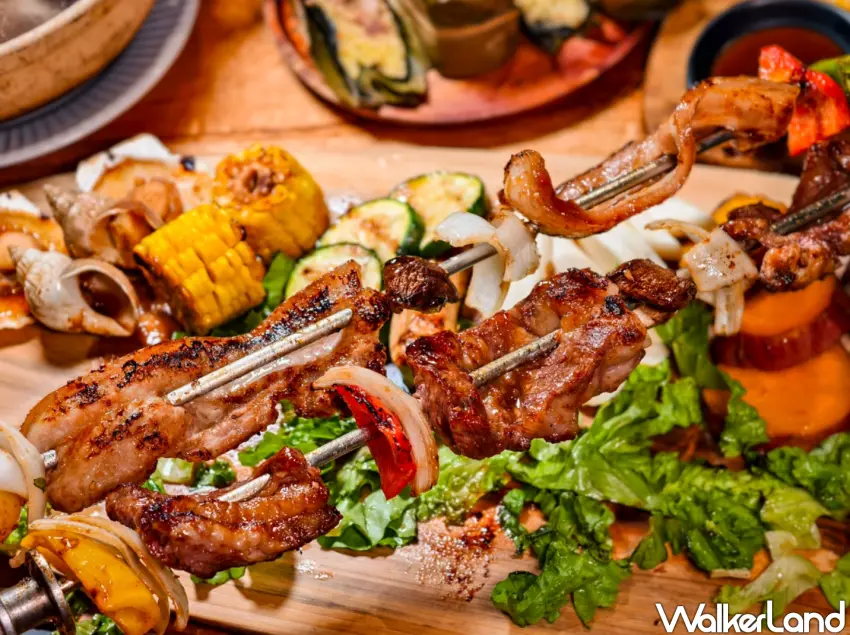 ▲打鹿岸原住民人文主題餐廳」人氣必點現烤 BBQ 拼盤。（美食好芃友提供）