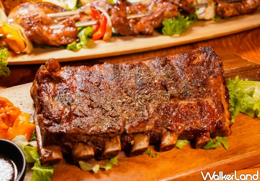 ▲炭烤豬肋排多汁但不油膩，整體風味層次分明。（美食好芃友提供）