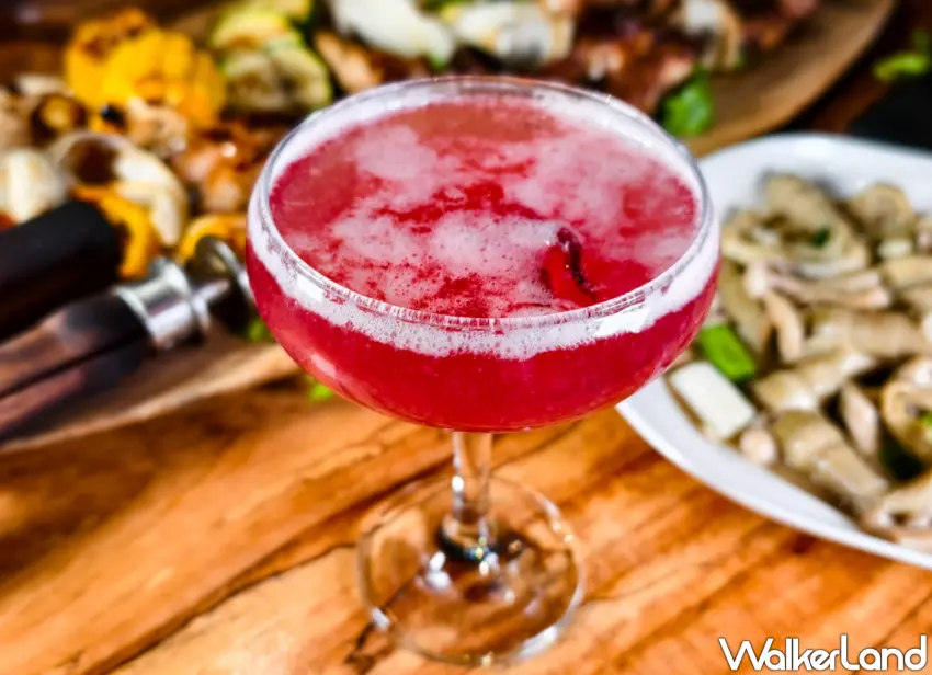 ▲「打鹿岸原住民人文主題餐廳高流店」的 少女系調酒「凱莉米洛」以清新果香為主調。（美食好芃友提供）