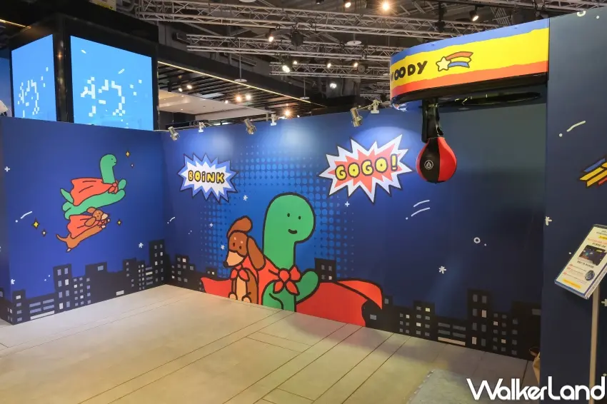 ▲JOGUMAN快閃店設互動拳擊機，披上披風測試超人力量。（攝影：張人尹）