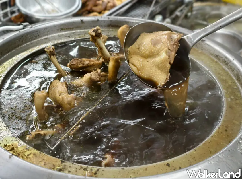 ▲「鵝鴨莊察哈爾店」當歸鴨湯帶有濃郁藥膳香。（美食好芃友提供）