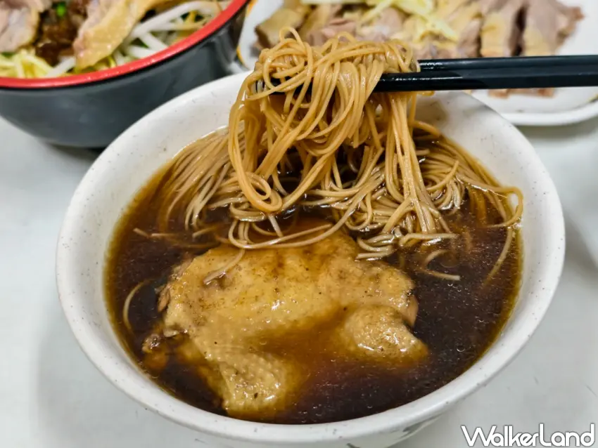 ▲「鵝鴨莊察哈爾店」當歸鴨麵線麵條吸附湯汁香氣，入口順滑。（美食好芃友提供）