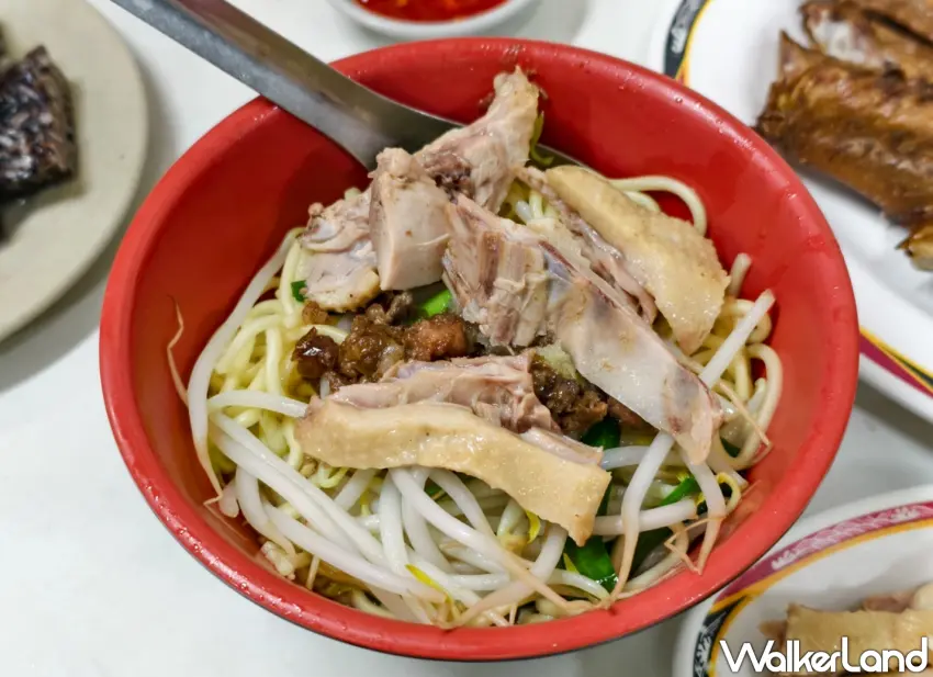 ▲「鵝鴨莊察哈爾店」鴨肉乾拌麵入口即可感受到鴨油與油蔥的香氣。（美食好芃友提供）