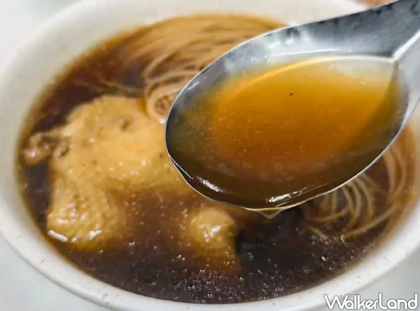 ▲當歸鴨湯頭以中藥調味，香氣溫潤且帶有鴨高湯的鮮甜。（美食好芃友提供）