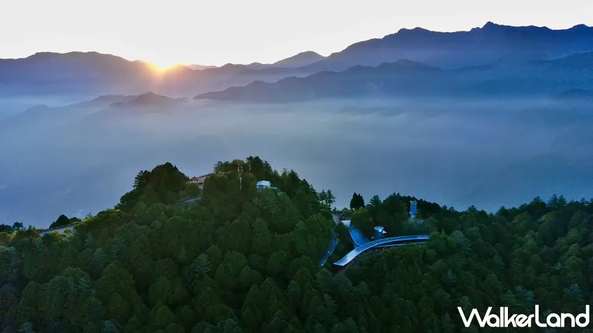 ▲祝山平台晨光乍現,玉山群峰與雲海層層堆疊,是旅客心中最具儀式感的元旦風景 / 林鐵及文資處 吳明翰拍攝