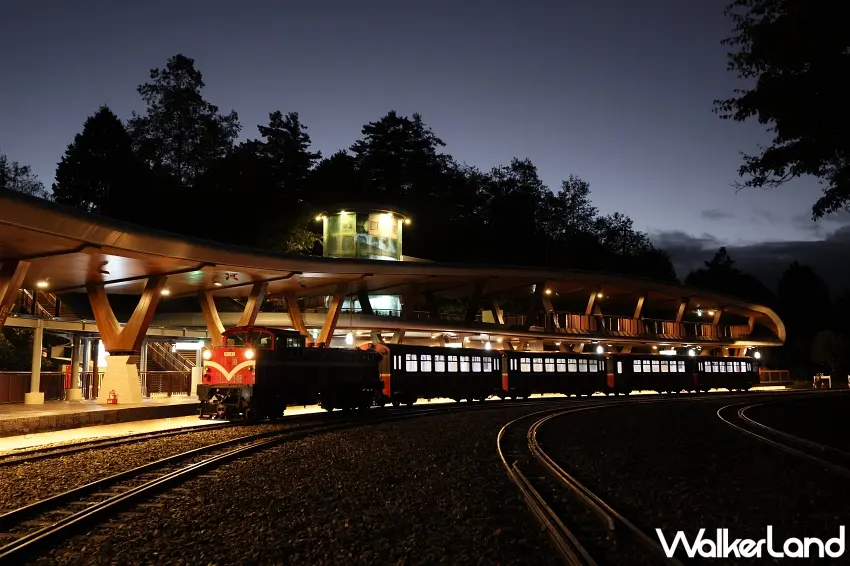 ▲深夜的祝山車站點亮溫暖燈光,林鐵列車整裝待發,準備載送旅客前往迎接新年曙光 / 林鐵及文資處 吳明翰拍