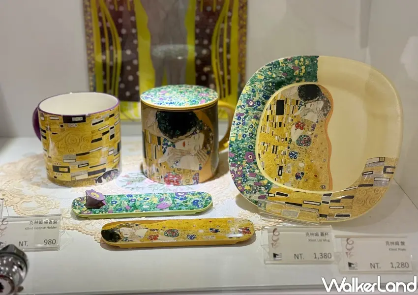 ▲維也納美景宮百年花繪名作展周邊商品推薦，克林姆杯盤組鐵粉必收。(攝影：鄭亦庭)