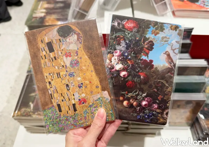 ▲維也納美景宮百年花繪名作展必買周邊商品推薦金屬書籤、磁鐵、明信片等。(攝影：鄭亦庭)