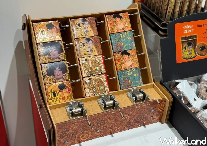 ▲維也納美景宮花繪展周邊商品，克林姆音樂盒系列必買。(攝影：鄭亦庭)
