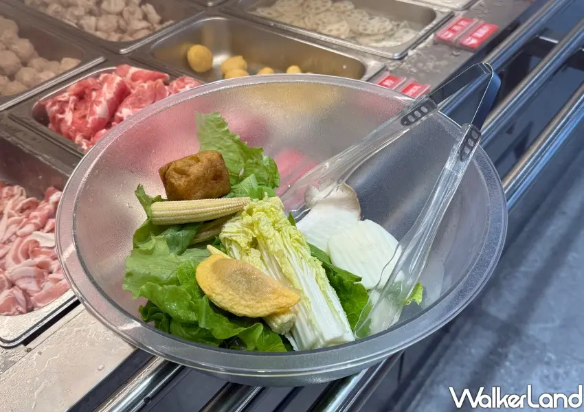 ▲板橋「易歡美麻辣燙」隨個人喜愛夾取，有濃香蕃茄、原味骨湯、經典麻辣與乾拌麻辣口味可選。(攝影：編輯 鄭雅之)