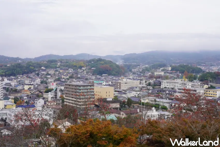 ▲在「津山城」可以俯瞰津山市景與周圍山巒景緻。(攝影:楊婷雅)