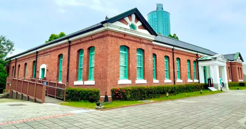 ▲台南火車站旁的「臺南文化創意產業園區」，以紅磚老建築展現百年風華；不定期舉辦的展覽與市集，也為這座老建築注入滿滿活力。