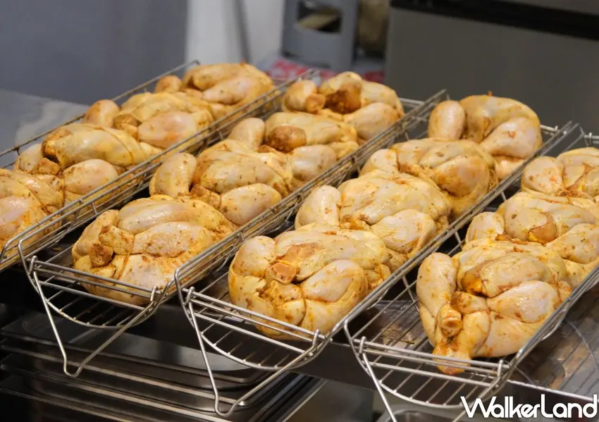 ▲雙連站「gros bec 法式烤雞」香料醃製12小時。(攝影:編輯 鄭雅之)