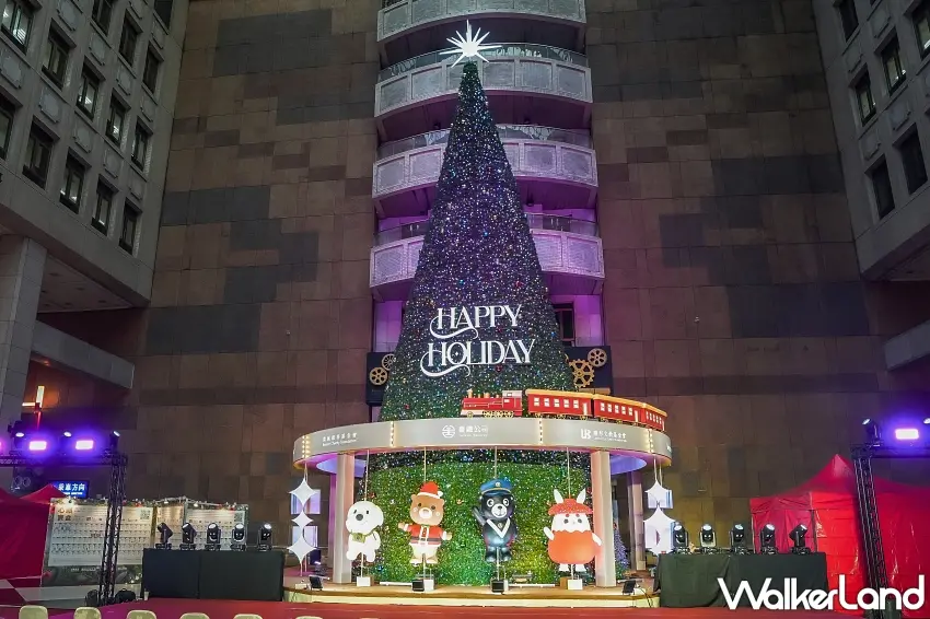 ▲微風台北車站一樓大廳展有全台室內最高的巨型聖誕樹
