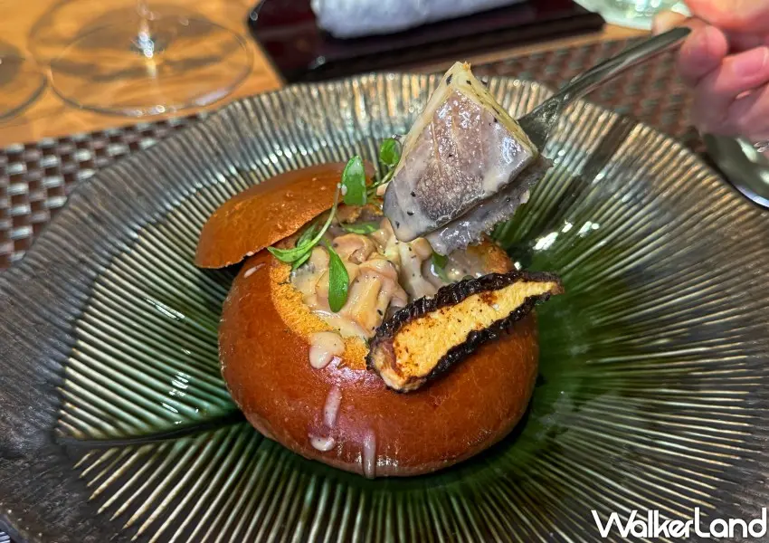 ▲「鮑魚棺材板」把夜市靈魂拆解重組,以羊肝菌湯、松露醬汁與布里歐麵包堆出立體層次。(攝影:編輯 鄭雅之)