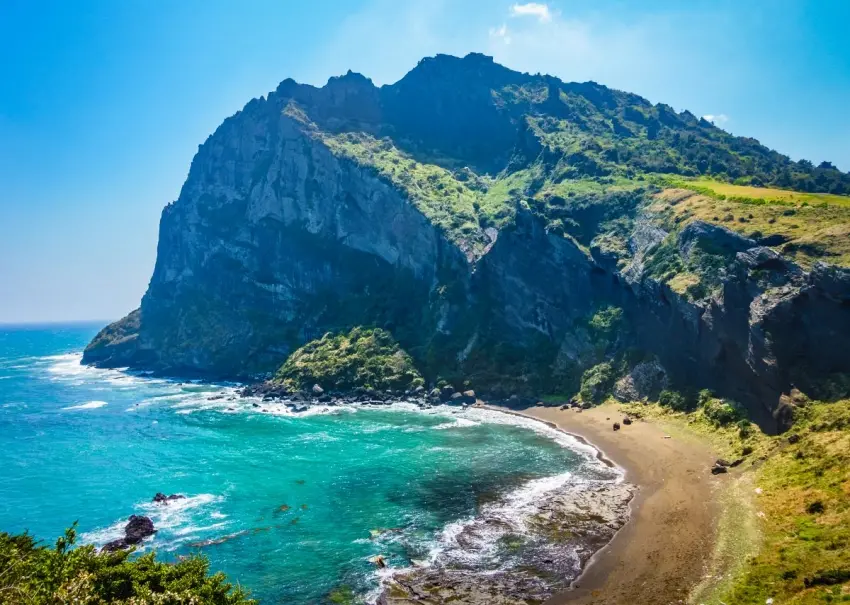 ▲韓國濟州島東端的城山日出峰,約4萬至12萬年前由海底火山爆發形成,也是韓國第一個自然遺產