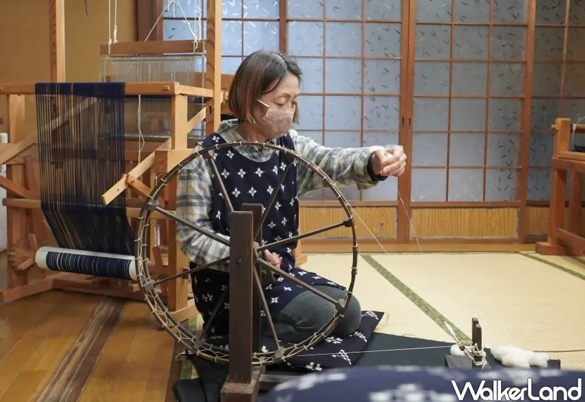 ▲在紡紗機上將棉絮撚成線，需要雙手協調與掌握力道。（攝影：楊婷雅）