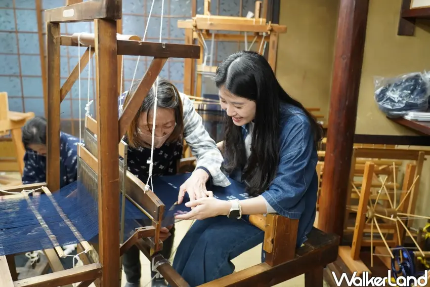 ▲職人老師在旁細心指導，台灣旅人專注學習體驗。（攝影：楊婷雅）