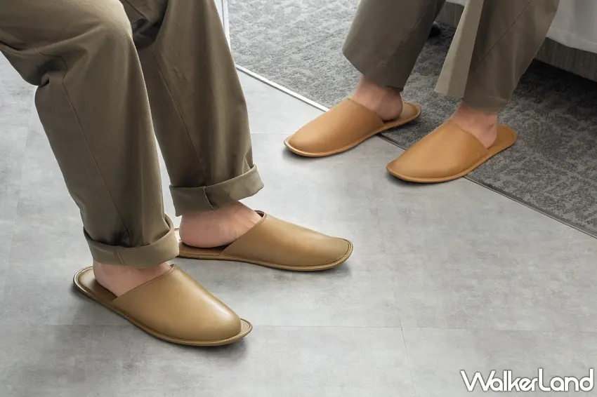 ▲套房提供台灣手工品牌林果良品的牛皮拖鞋