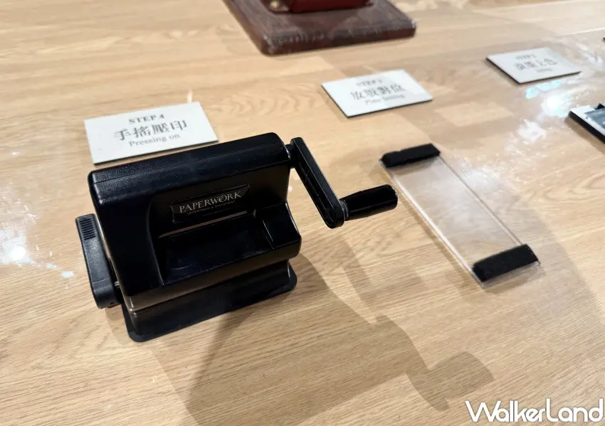 ▲2025城西生活節!萬華免費展覽「印一個所在」可體驗活版印刷,完成專屬質感書籤。(攝影:鄭亦庭)