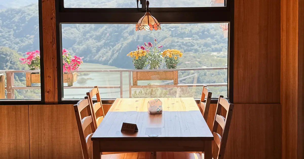 桃園景觀咖啡廳推薦！森鄰水岸 180度溪谷美景超好拍、店貓超親人。