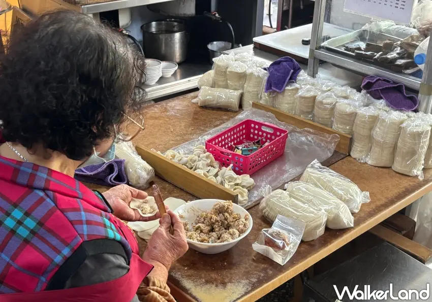▲「向上水餃」店員雙手不停歇地包著一顆顆水餃。(攝影:楊婷雅)
