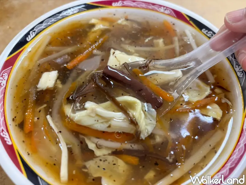 ▲酸辣湯是「向上水餃」的人氣湯品，幾乎每桌都會點上一碗。（攝影：楊婷雅）
