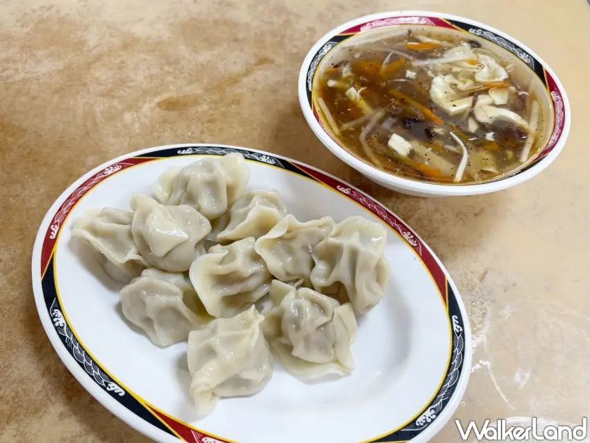 ▲水餃搭配酸辣湯是「向上水餃」經典組合。(攝影:楊婷雅)