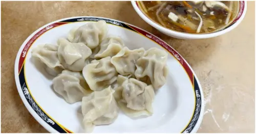 小資族最愛向上美食！向上水餃一顆只要3.5元，搭配酸辣湯百元有找超飽足。