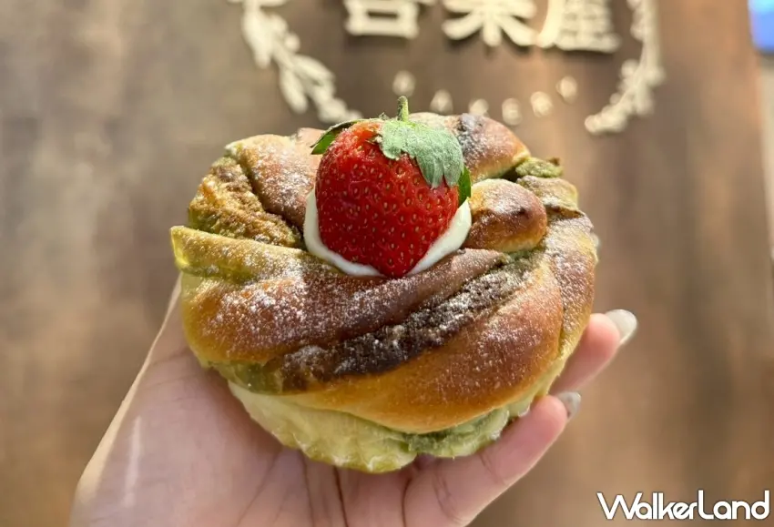▲「草莓抹茶花圈」將柔軟布里歐麵團結合溫和抹茶餡,手工編織出宛如聖誕花圈的節慶意象。