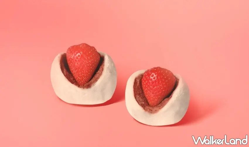 ▲日式經典「草莓紅豆大福」,以軟糯麻糬包裹綿密紅豆餡與整顆多汁草莓,酸甜交織極具療癒感。