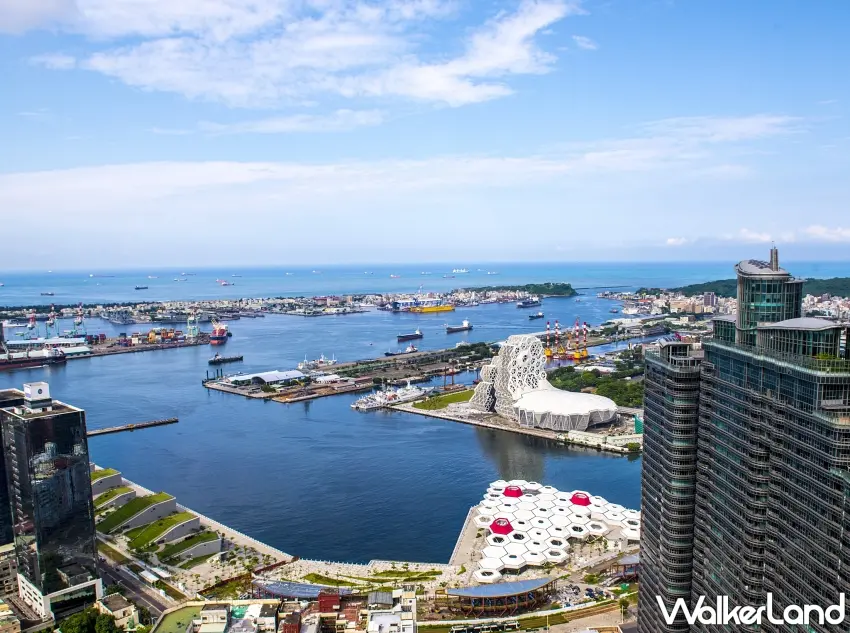 ▲從高雄漢來大飯店俯瞰，亞灣區的現代建築與高雄港灣海天一色的壯麗景致盡收眼底，展現城市轉型的磅礡氣勢