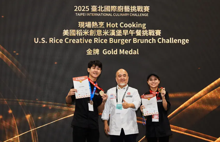▲美國稻米創意米漢堡早午餐挑戰賽金牌得主吳添豪(左)