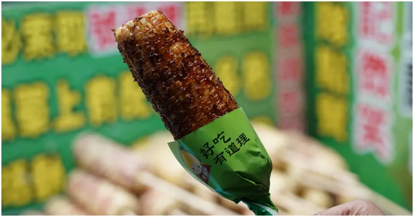 花蓮東大門夜市美食推薦！東麥局烤玉米炭火香氣濃郁，軟硬Ｑ3種口感任你挑。